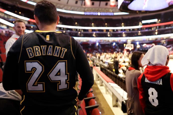 球迷紀念驟逝的湖人傳奇球星「黑曼巴」Kobe Bryant。 圖／美聯社／達志影像