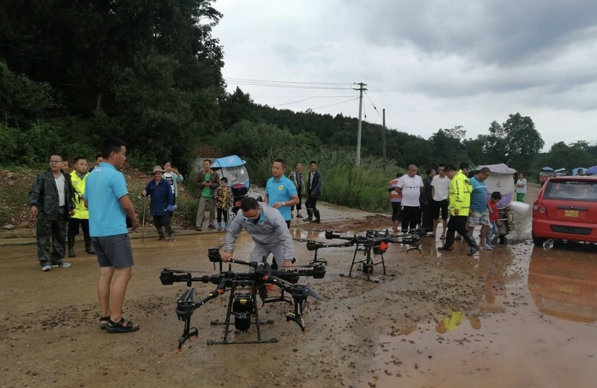 四川台沃農業科技有限公司技術人員帶著兩架植保無人機，運用無人機將10箱泡麵、10瓶礦泉水和25件救生衣，往返飛行將物資運送到被困人員手中。 圖片來源：環球網
