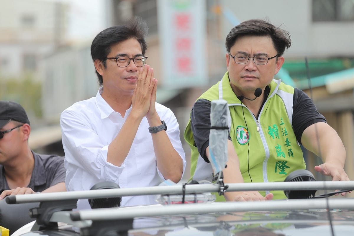 陳其邁(左)由立委賴瑞隆陪同，在旗津、小港、前鎮掃街謝票。 圖：陳其邁競辦/提供(資料照)