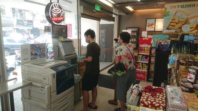 第3波預購紙本三倍券的民眾記得至指定超商取券。 圖：楊紫希/攝