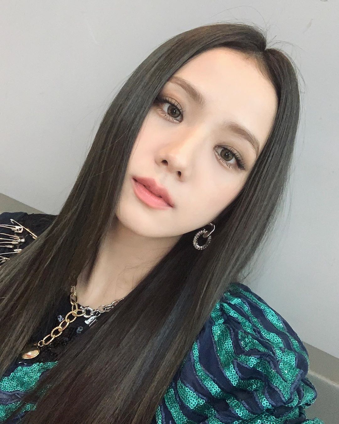 BLACKPINK成員Jisoo確定要挑戰演技出演《雪花蓮》，初次演戲就獨挑大梁演女主，引發觀眾好奇。 圖：翻攝自Jisoo IG