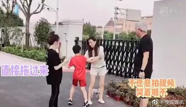 一旁的女子見狀想幫他們拍視頻，張庭的兒子不願意，硬是被張庭強拉拍照。 圖：翻攝微博