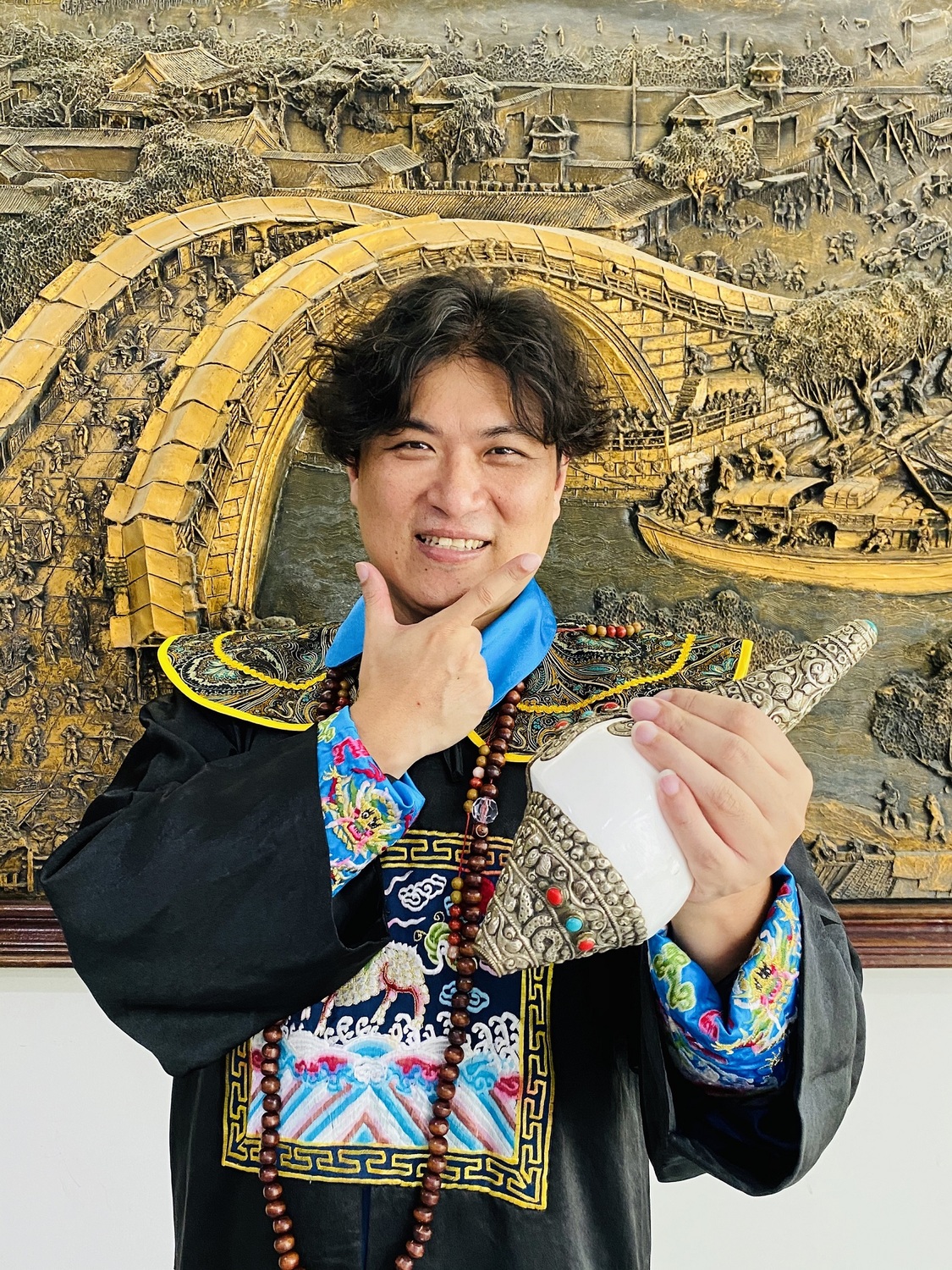 李其霖老師預計在工作坊拿出壓箱寶與大家分享，其中包括手持的《右玹白螺》。  圖：淡水古蹟博物館提供