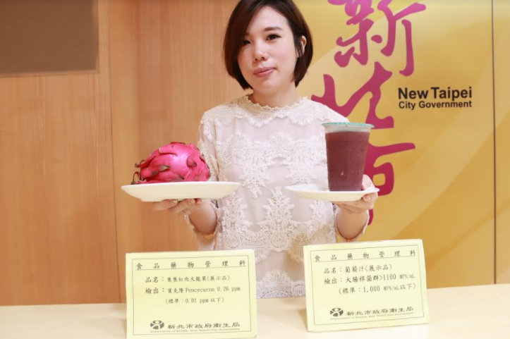 不合格品項分別為清水糖古早味紅茶店-葡萄汁大腸桿菌群，以及集集紅肉火龍果農藥殘留量與規定不符。 圖：新北市衛生局/提供