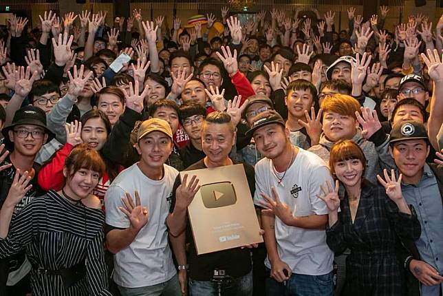 網路論壇PTT有鄉民好奇提問「過氣藝人為甚麼不轉戰當Youtuber？」，引發網上熱議。 圖：翻攝自木曜4超玩IG