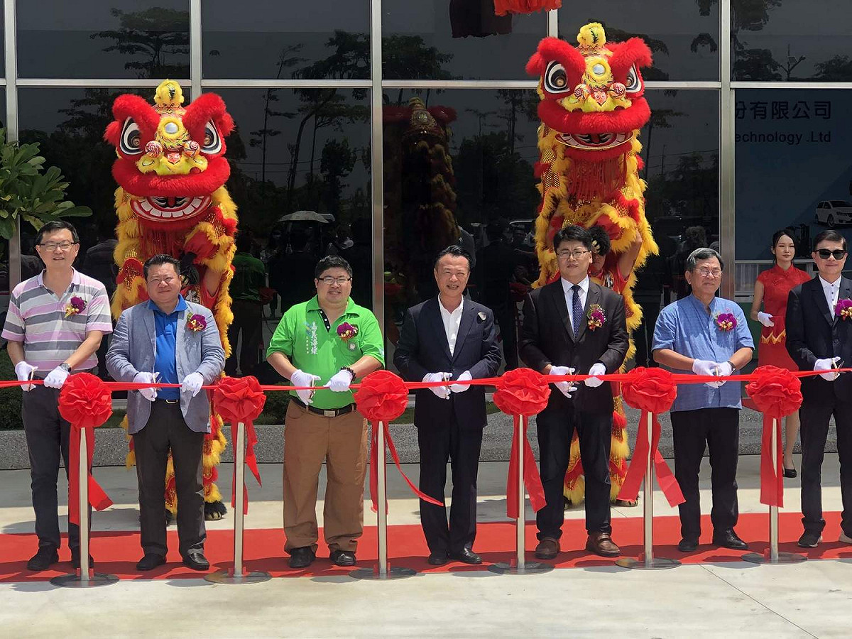凱勝綠能科技公司馬稠後一期廠房18日落成啟用，縣長翁章梁、立委陳明文、蔡易餘等人出席剪綵。 圖：嘉義縣政府/提供