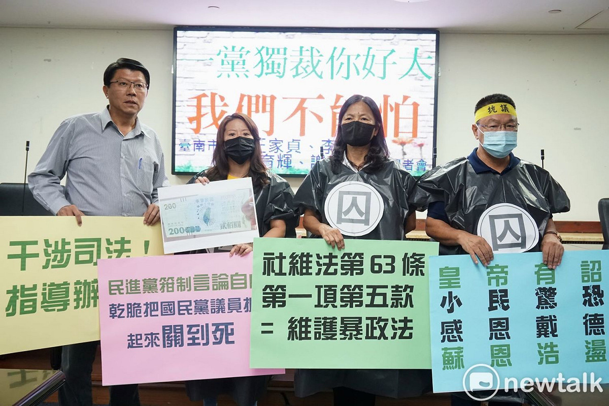 國民黨副秘書長謝龍介率國民黨議員身穿囚衣，口戴口罩，抗議蘇貞昌，民進黨一黨獨大、箝制言論自由、干涉司法。 圖：黃博郎／攝