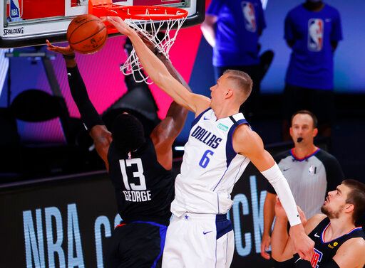 獨行俠中鋒 Kristaps Porzingis（白）封阻Paul George。 圖／美聯社／達志影像