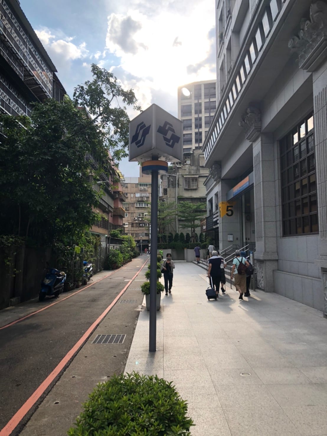 中央氣象局表示，今天雙北、桃園及金門都有出現攝氏36度高溫機率。 圖：楊瑾錚/攝