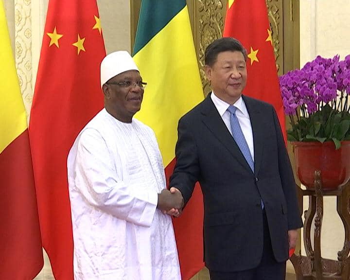 馬利總統凱塔（左）相當親中，曾會晤中國國家主席習近平，卻因捲入貪污醜聞，遭到人民示威抗議。 圖：翻攝自凱塔臉書