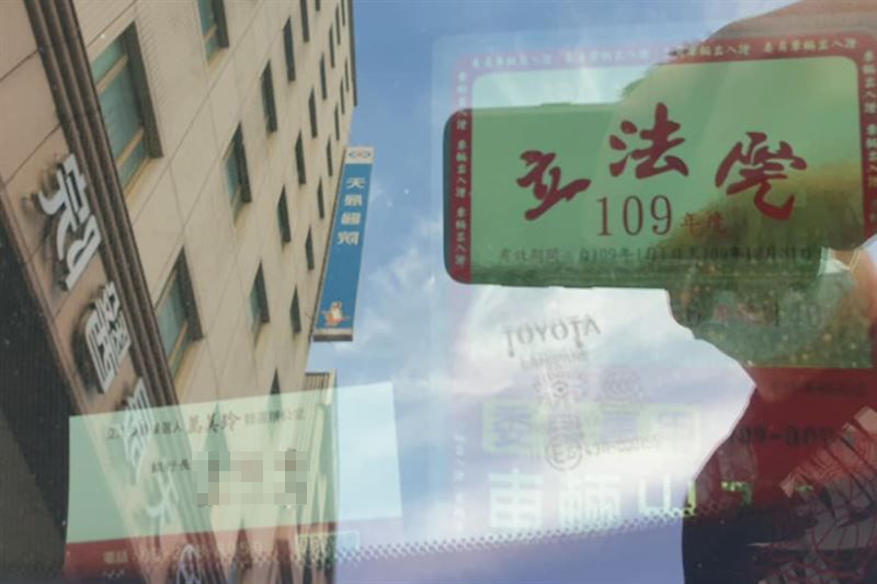 民眾指控有多輛立委座車違規停在醫院門口，其中一台車上還有立委辦公室名片。 圖：翻攝《爆料公社》