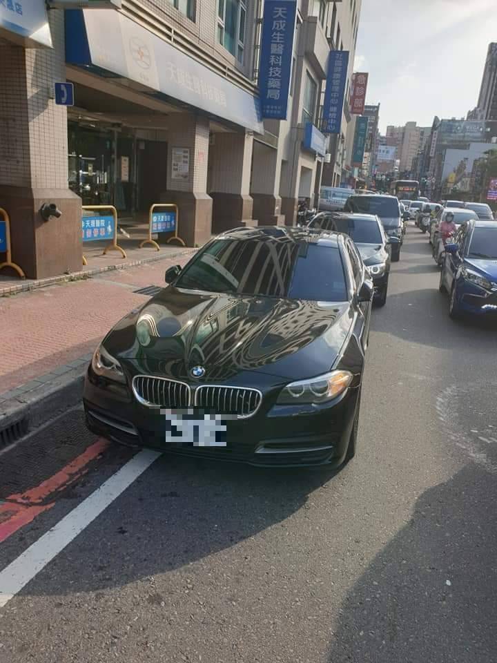 民眾指控有多輛立委座車違規停在醫院門口，影響病人及家屬出入。 圖：翻攝《爆料公社》