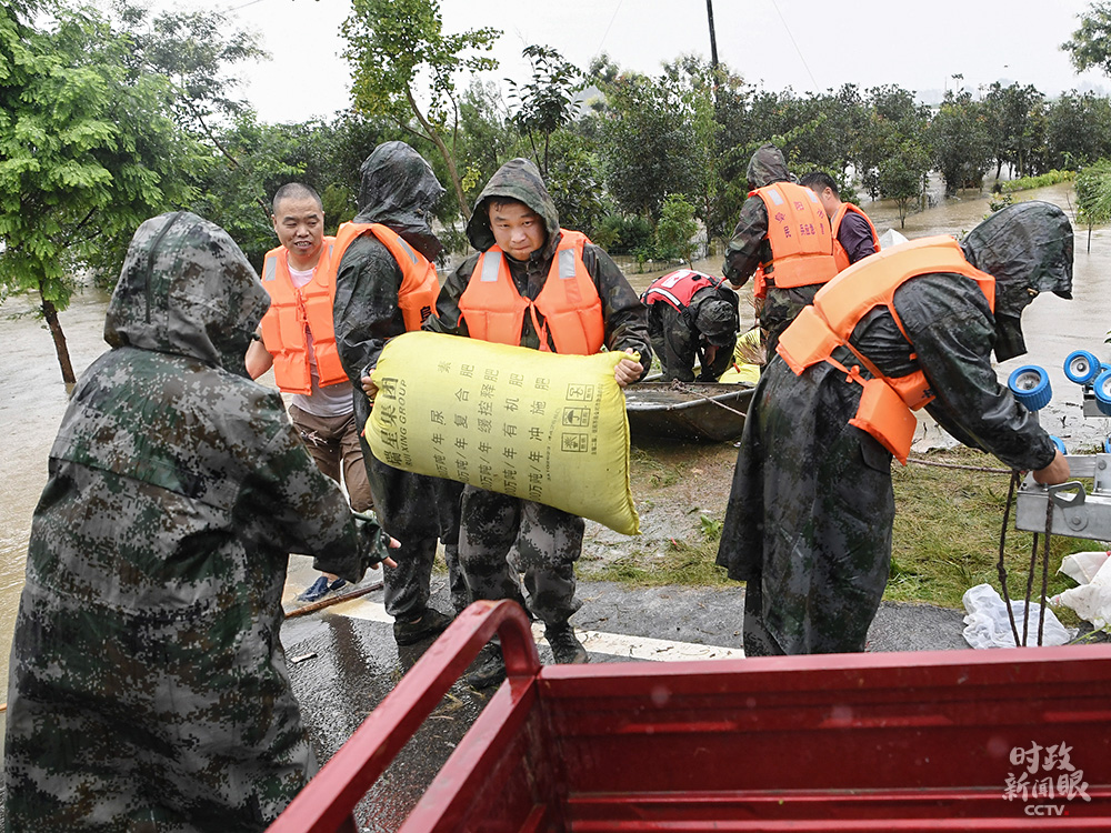 民兵運送糧食物資給受困的王家壩村民。 圖 : 翻攝自央視