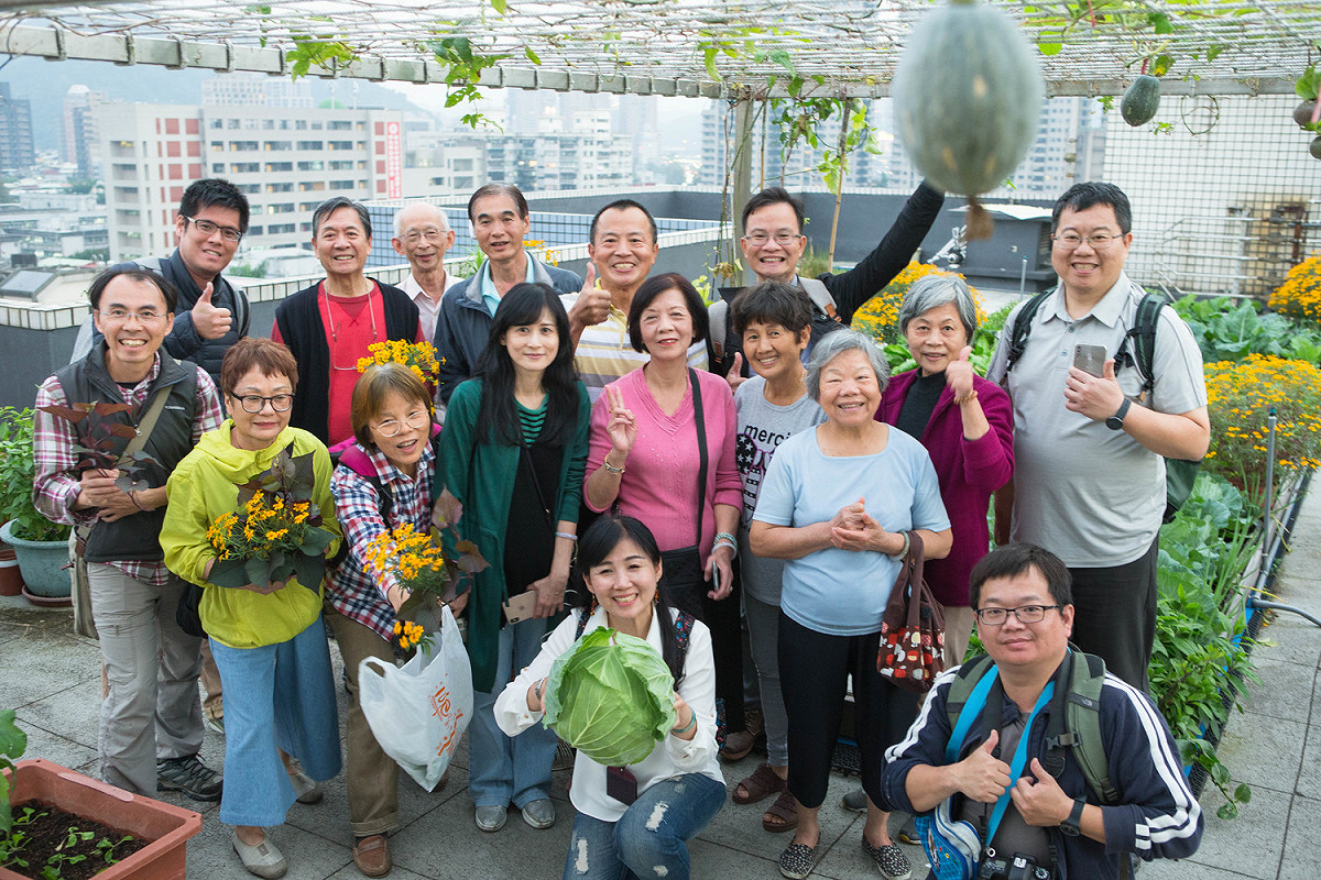 新北市節能減碳表現優異，環保局協助市民改造住家，建置屋頂農場，能使建築物降溫外，更增加居民間的凝聚力。