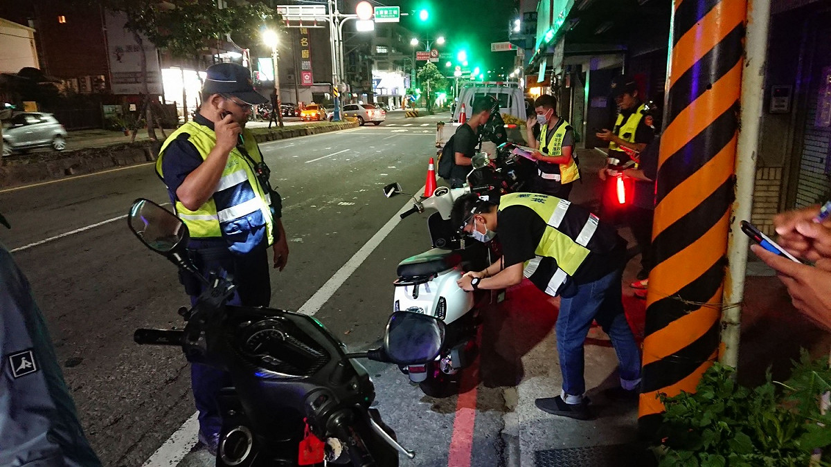 新北市環保局聯合警察單位於陳情熱區加強夜間攔查並利用科技執法進行噪音車輛管制。