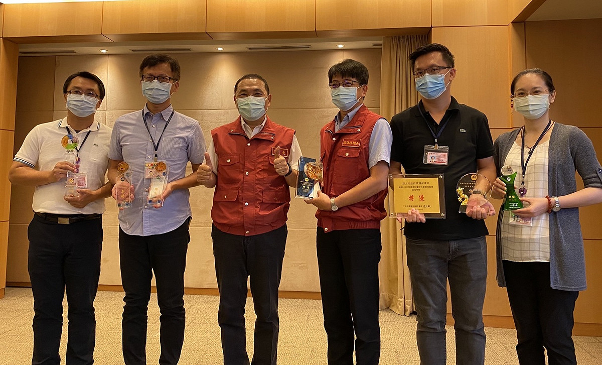 新北市府榮獲得「108年度環境保護績效考核」6項特優及1項卓越獎，由環保局長程大維率隊於市政會議中代表獻獎。 圖：新北市環保局提供
