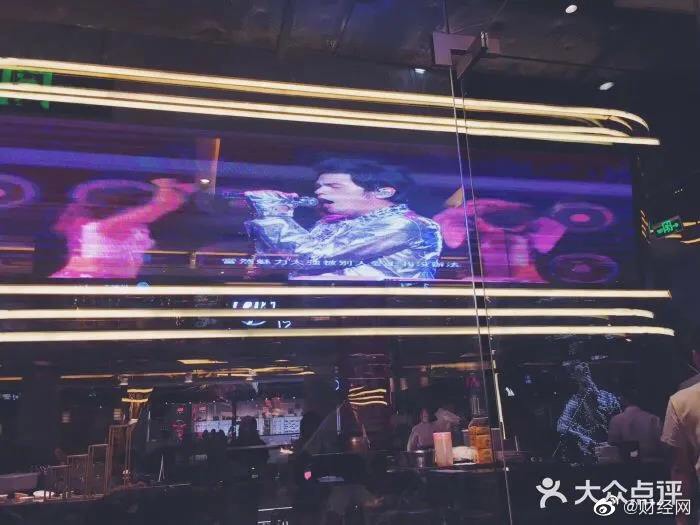 中國廈門的這間網紅店，店內充滿周杰倫的視覺元素及動態影像。 圖：翻攝微博
