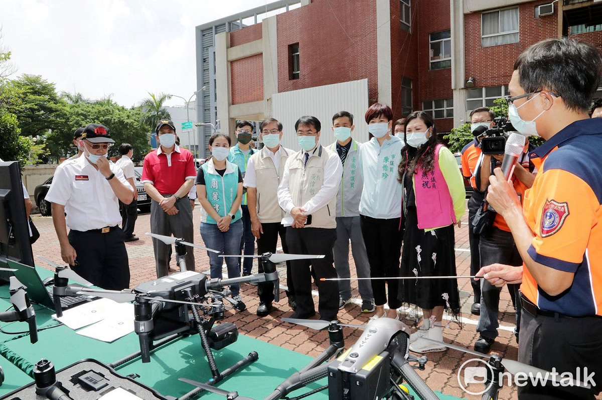 因應無人機使用需求蓬勃發展，台南市政府打造國內第一座無人機模擬訓練中心，台南市長黃偉哲今日主持啟用儀式並親自體驗使用模擬設備。 圖：黃博郎／攝
