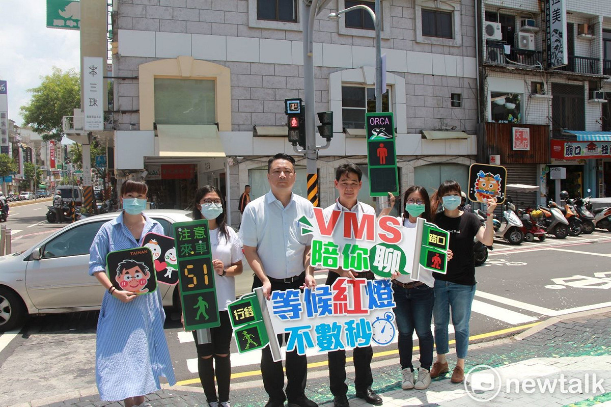 台南市政府交通局為讓低頭族抬頭挺胸過馬路，選定人潮聚集的海安商圈、湯德章紀念公園週邊路口，試辦增設行人號誌燈輔助顯示屏（VMS）。 圖：黃博郎／攝