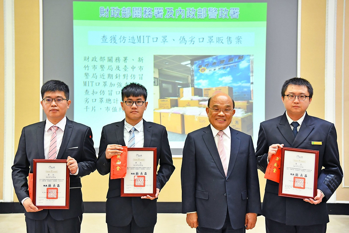 行政院長蘇貞昌20日在行政院會頒發獎項給查獲仿造MIT口罩、偽劣口罩販售案有功人員 圖：行政院 /提供