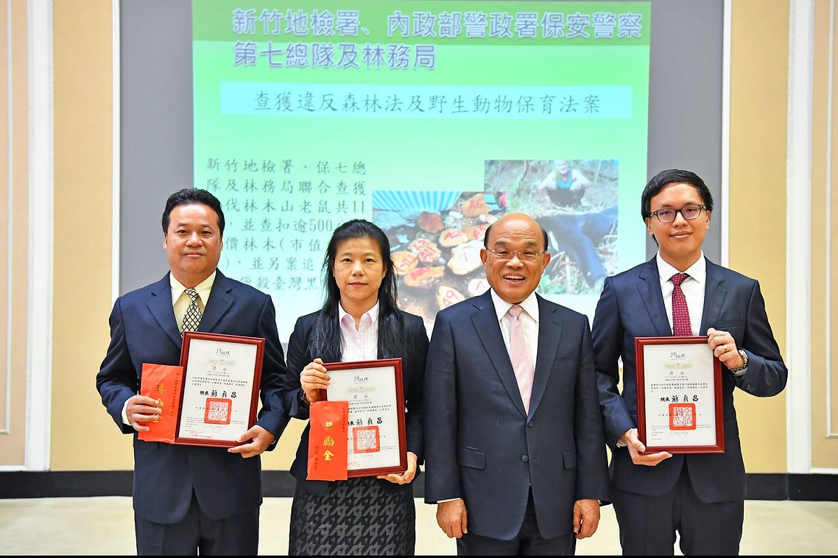 行政院長蘇貞昌20日在行政院會頒發獎項給偵破山老鼠等案之有功人員 圖：行政院 / 提供