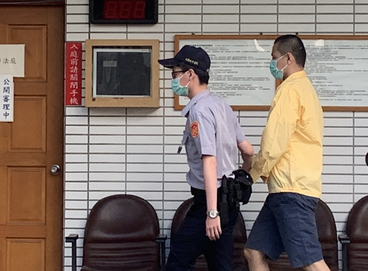 弒母案無罪輿論譁然。圖為弒母梁男去年9月出庭聽判後快步離開桃園法院。 圖：林昀真／翻攝（資料照）