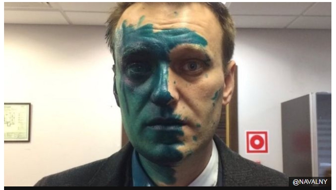 有攻擊者埋伏在納瓦尼（Alexei Navalny）的辦公室外，朝他的臉部丟擲當作消毒劑的綠色染料，導致他的眼睛遭化學藥劑灼傷。 圖 : 翻攝自納瓦尼（Alexei Navalny）推特