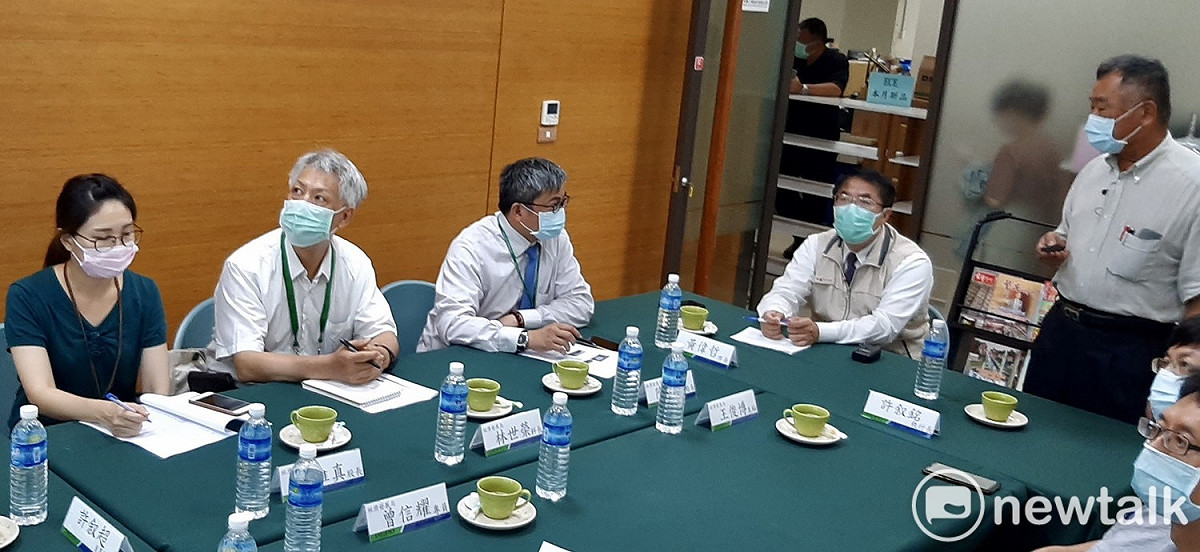 台南市政府設立單一窗口，每案皆設專責人員負責追蹤，透過一站式整合服務、每月由台南市長黃偉哲親自召開投資會報、協助台商回流行動方案，及創造多元投資標的和精實輔導。 圖：台南市政府／提供
