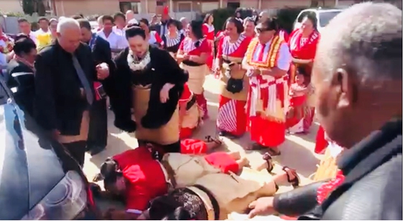 東加王國公主也曾參加人肉地毯迎接禮。 圖 : 翻攝自環球網