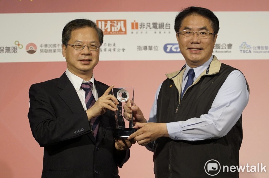 「2020智慧城市卓越貢獻獎」，選出8位推動智慧城市有成的傑出人士，台南市長黃偉哲以綠能建設成果獲得「智慧能源」殊榮。 圖：台南市政府提供