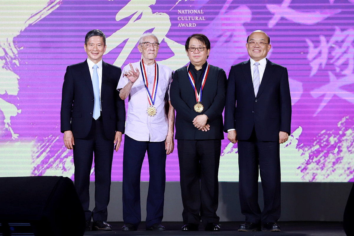 (左起)文化部長李永得、行政院文化獎得主陳錫煌、行政院文化獎得主朱宗慶、行政院長蘇貞昌。 圖：文化部/提供