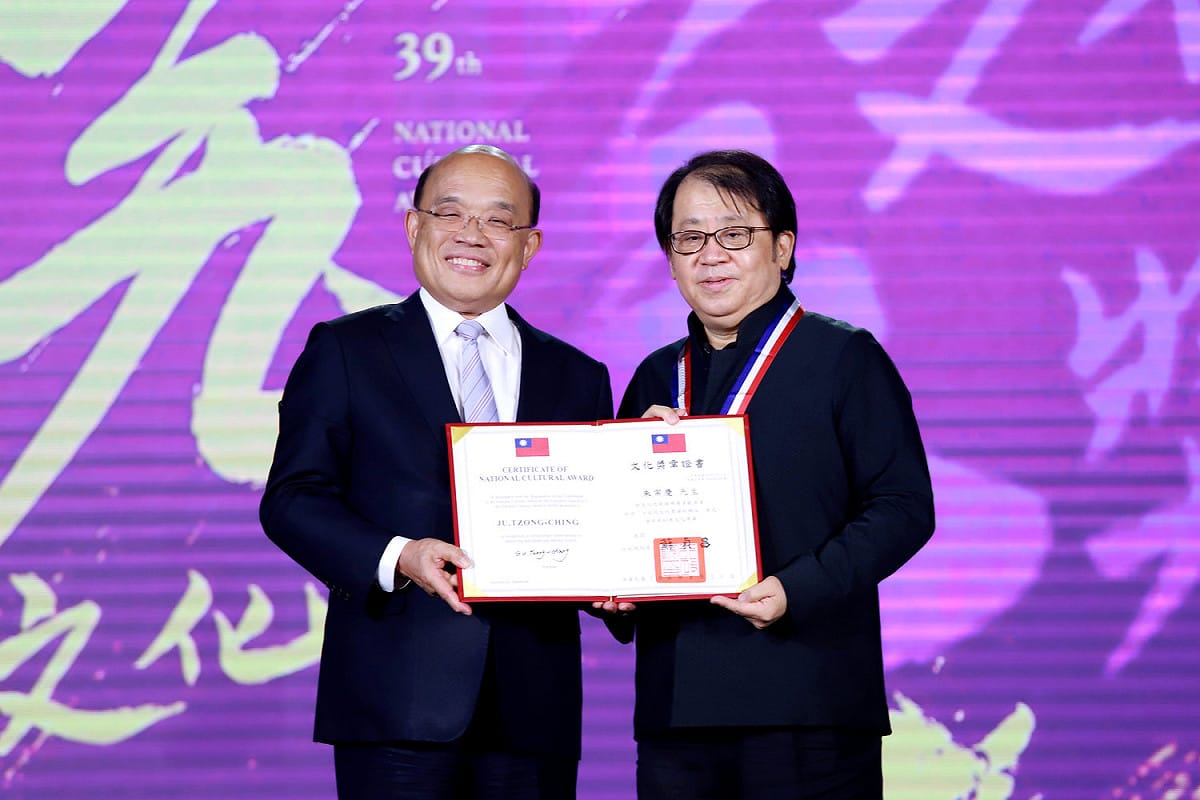 行政院長蘇貞昌親授文化獎章予本屆文化獎得主朱宗慶(右)。 圖：文化部/提供