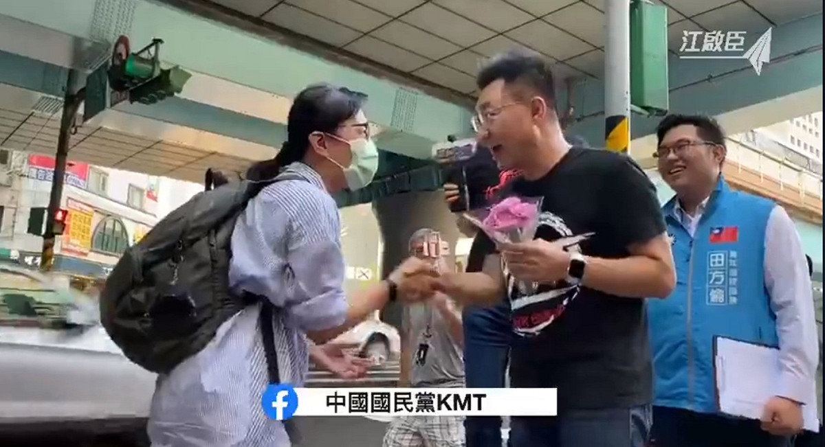 國民黨主席江啟臣今在街頭演講獲支持者歡迎 圖:擷取自臉書直播