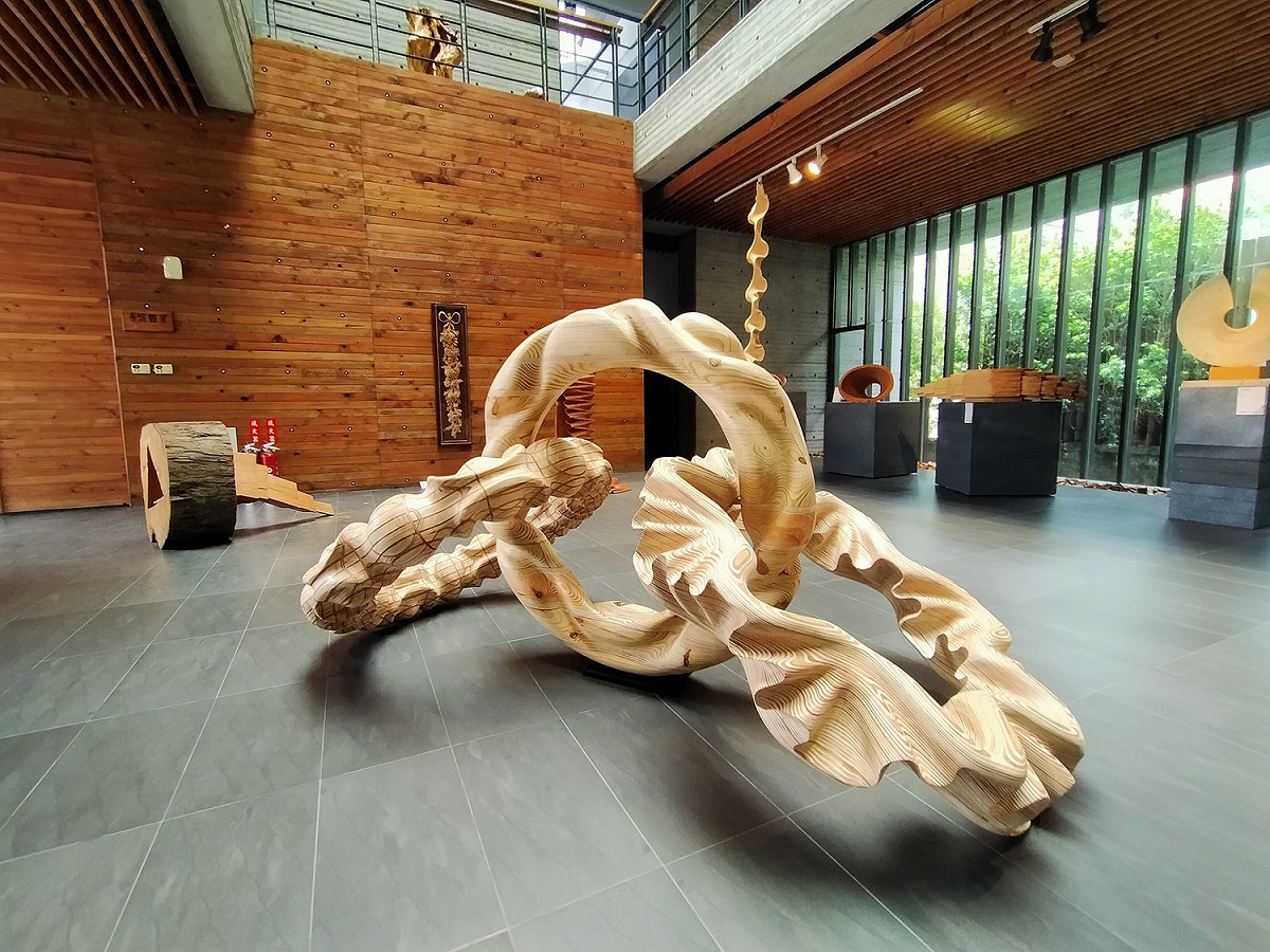 相關作品正在三義木雕館展出。 唐復年/攝