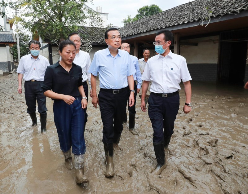 中國國務院總理李克強日前往長江水患重災區重慶勘災，穿著雨鞋走進滿是泥濘的受災村落。 圖：取自中國政府網