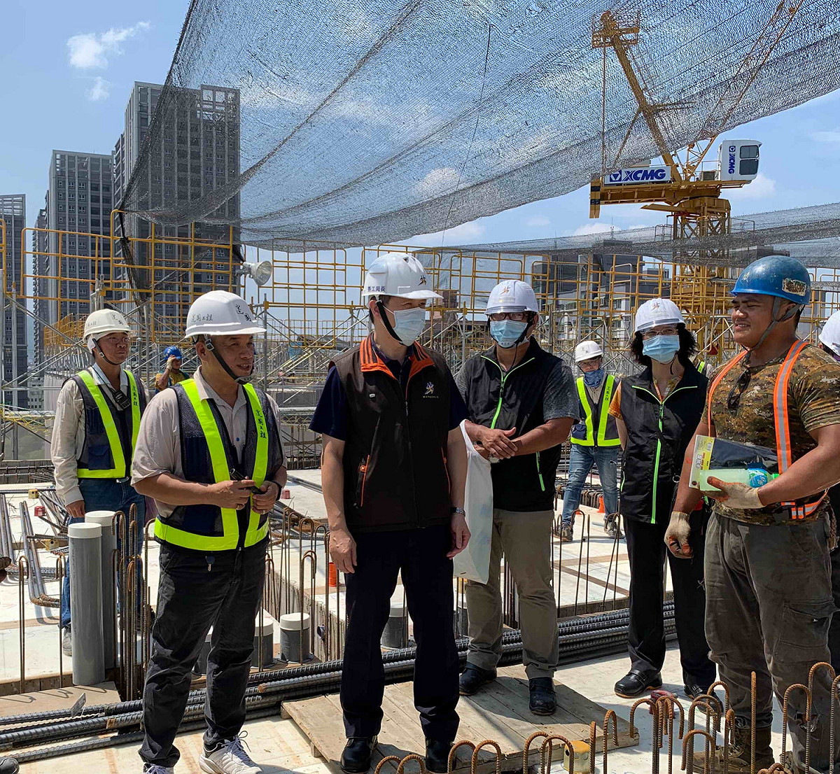 建國工程在土城青年住宅工地設置遮陽網（黑紗網），以降低戶外工作場所的溫度。  圖：新北市勞工局提供