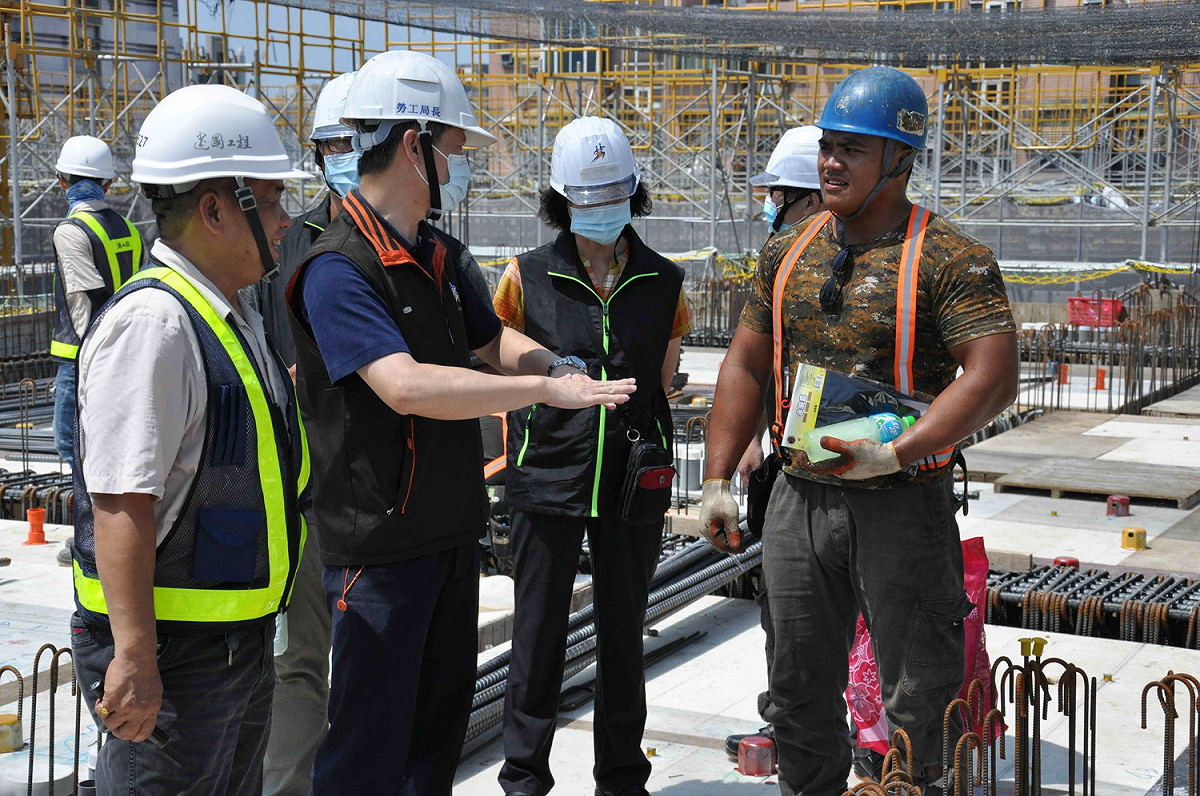 新北市勞工局長陳瑞嘉與布農族的鋼筋工班。  圖：新北市勞工局提供