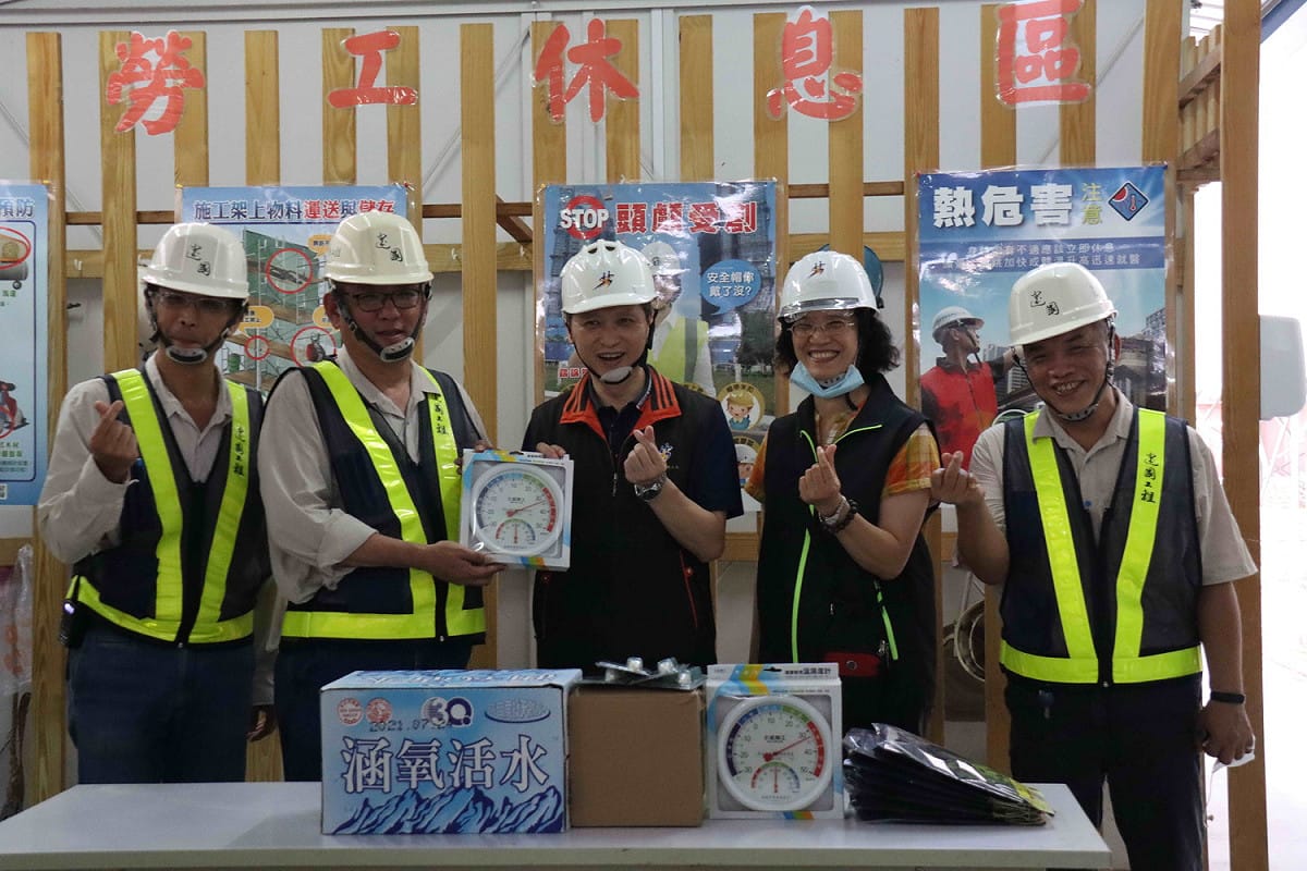新北勞工局長陳瑞嘉到工地視察並送上飲水、防曬袖套及乾濕溫度計 。 圖：新北市勞工局提供