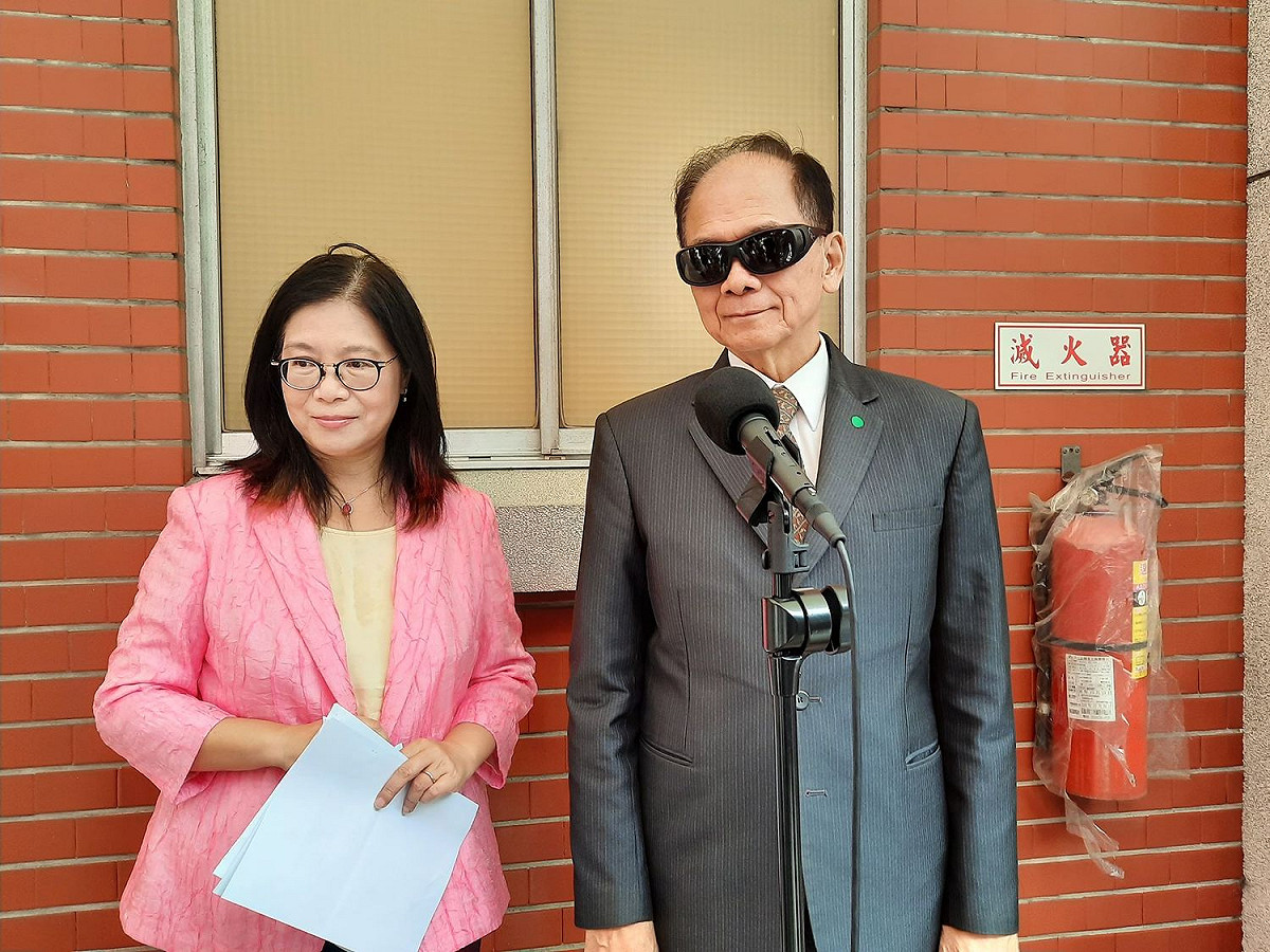游錫堃接見2020白俄羅斯綠十字國際藝術大賽得獎師生，會前接受媒體訪問。 圖:陳佩君/攝