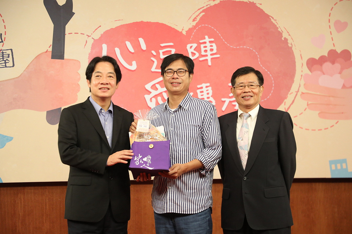 副總統賴清德(左)與陳其邁(中)經驗傳承。 圖：陳其邁團隊/提供
