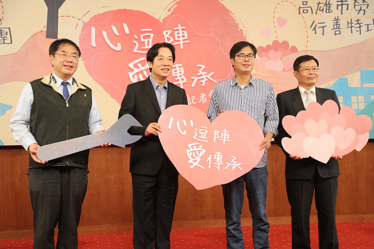 賴清德(左二)、黃偉哲(左一)傳承行善團愛心給陳其邁(右二)。 圖：陳其邁團隊/提供