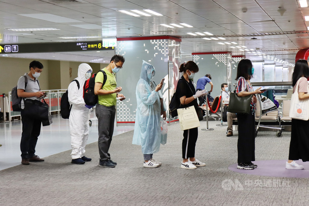 上海放寬入境隔離，這項政策已讓更多台商、台幹返回上海，社區的防疫壓力也明顯增加。圖為台北松山機場，排隊搭機飛往上海的乘客。 圖：中央社／提供