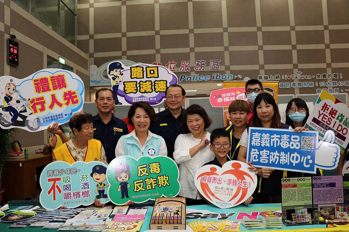 台灣高等法院判決吸毒弒母無罪，輿論譁然。網友質疑，以後還需要反毒宣導嗎？圖為嘉義市政府與警方合力宣導反毒。 圖：嘉義記者公會/提供