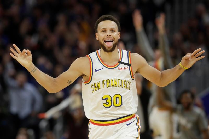 勇士頭號射手Stephen Curry砍進大號三分球後慶祝。 圖／美聯社／達志影像