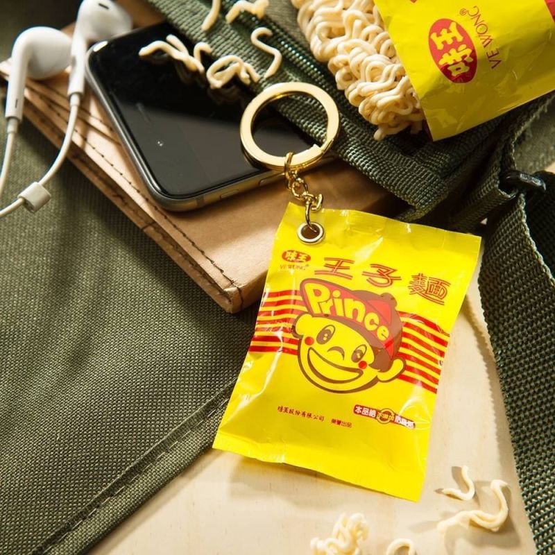王子麵造型悠遊卡的外袋與市面販售的商品材質完全相同，搖晃時還會有脆麵的沙沙聲，搭配鑰匙圈吊飾相當實用。 圖：悠遊卡公司/提供