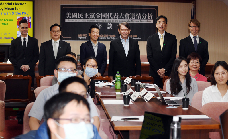 民進黨立委何志偉（後左3）21日在立法院舉辦美國民主黨全國代表大會選情分析座談會，邀請前美國在台協會（AIT）台北辦事處處長司徒文（後右3）等外交官員及學者專家與談，並於會前合影。 圖 : 中央社