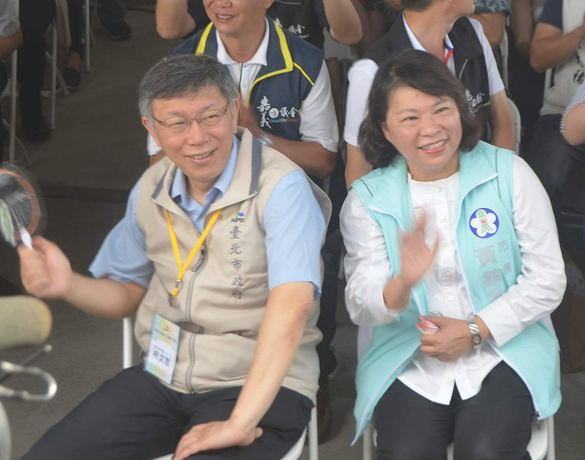 民眾黨黨主席台北市長柯文哲（左）曾到嘉義市觀賞日環食，23日則將到嘉義縣市展開深耕請益之旅。 圖：蔡坤龍/攝（資料照）