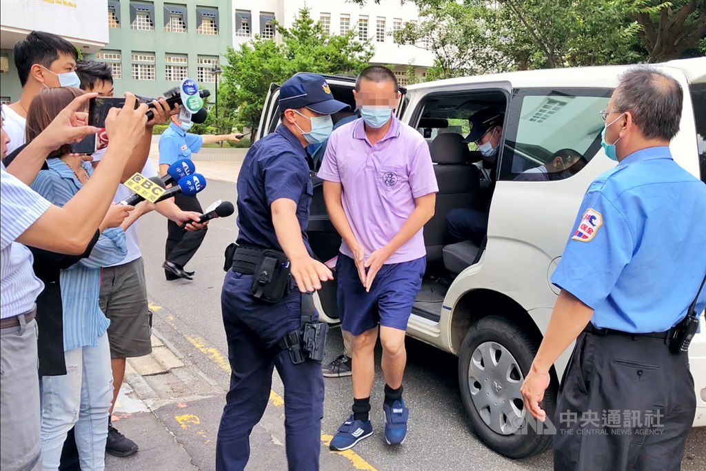 桃園梁姓男子（前右2）涉砍下母親頭顱從12樓住處拋下，二審改判無罪，高院21日發布7點Q&amp;A釋疑；但法務部官員說，法醫所未進行精神鑑定。 （中央社檔案照片）