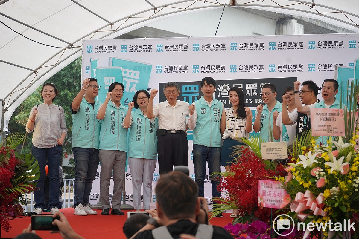 民眾黨第一個服務處在港湖區掛牌運作。 圖：林昀真／攝