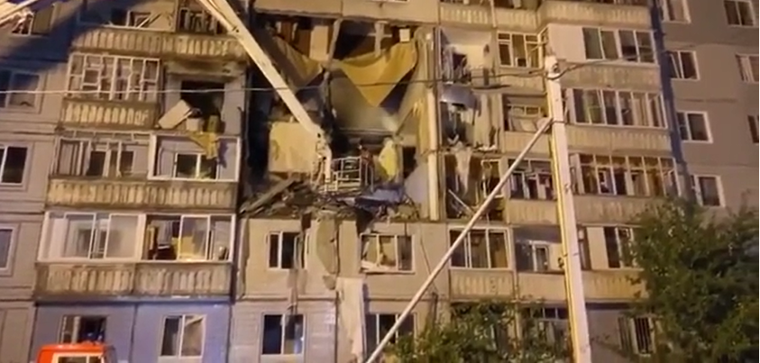 俄羅斯雅羅斯拉夫爾市一棟10層高的公寓昨日發生氣爆，3至5層樓嚴重受損。 圖：擷取自央視新聞